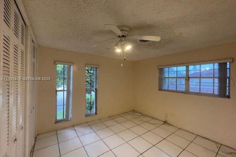 Casa en venta en Miami, Florida, 3 dormitorios, 190.17 m2 № 1992170 - foto 17