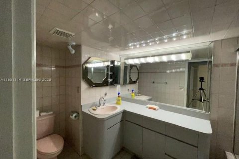 Casa en venta en Miami, Florida, 3 dormitorios, 190.17 m2 № 1992170 - foto 25