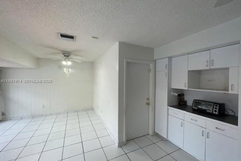 Casa en venta en Miami, Florida, 3 dormitorios, 190.17 m2 № 1992170 - foto 8