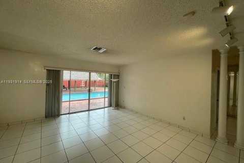 Casa en venta en Miami, Florida, 3 dormitorios, 190.17 m2 № 1992170 - foto 11