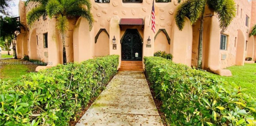 Коммерческая недвижимость в Майами-Спрингс, Флорида № 2035024