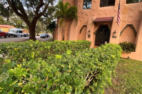 Купить коммерческую недвижимость в Майами-Спрингс, Флорида № 2035024 - фото 8