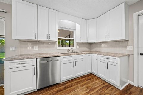 House in Ocala, Florida 3 bedrooms, 128.67 sq.m. № 2215283 - photo 7