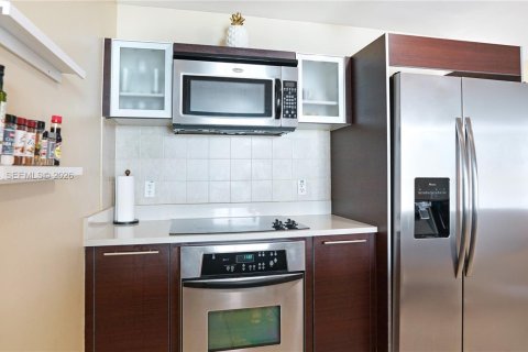 Condo in Miami, Florida, 1 bedroom  № 2025194 - photo 11
