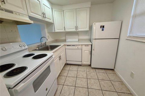 Кондоминиум с 1 спальней в Лодерхилл, Флорида № 2034237