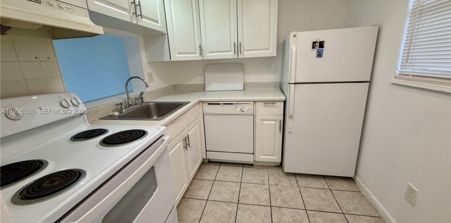 Кондоминиум с 1 спальней в Лодерхилл, Флорида № 2034237