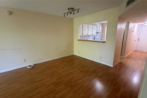 Снять в аренду кондоминиум в Тамарак, Флорида 1 спальня, 69.68м2, № 1848796 - фото 3