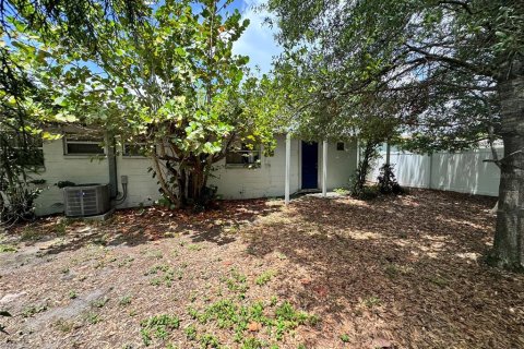 House in Tampa, Florida 3 bedrooms, 122.45 sq.m. № 2204143 - photo 14