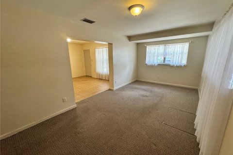 House in Tampa, Florida 3 bedrooms, 122.45 sq.m. № 2204143 - photo 7