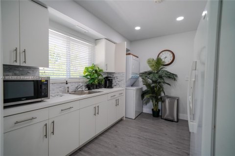 House in Miami, Florida 4 bedrooms, 144.56 sq.m. № 1779118 - photo 8