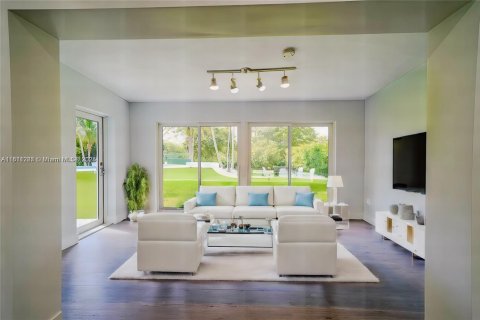 House in Miami, Florida 4 bedrooms, 144.56 sq.m. № 1779118 - photo 5