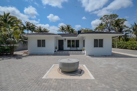 House in Miami, Florida 4 bedrooms, 144.56 sq.m. № 1779118 - photo 1