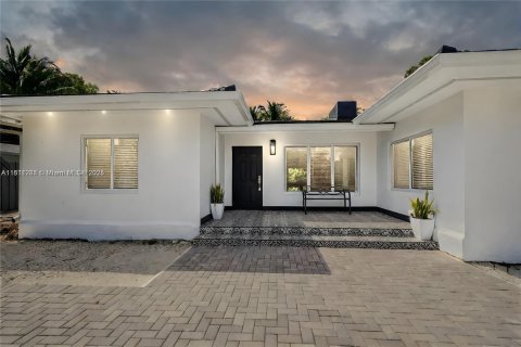 House in Miami, Florida 4 bedrooms, 144.56 sq.m. № 1779118 - photo 2
