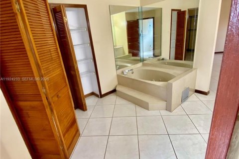 House in Miami, Florida 3 bedrooms, 247.96 sq.m. № 1986864 - photo 17