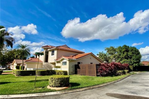 House in Miami, Florida 3 bedrooms, 247.96 sq.m. № 1986864 - photo 4