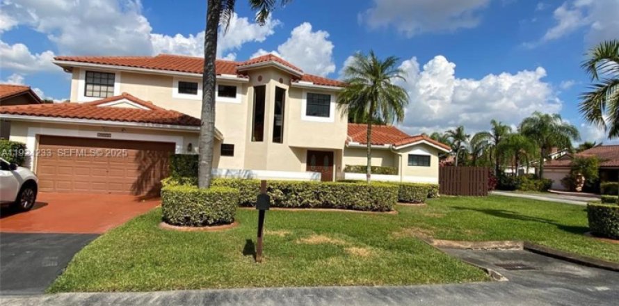 House in Miami, Florida 3 bedrooms, 247.96 sq.m. № 1986864