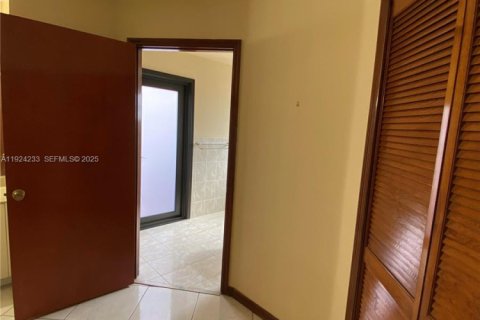 House in Miami, Florida 3 bedrooms, 247.96 sq.m. № 1986864 - photo 16