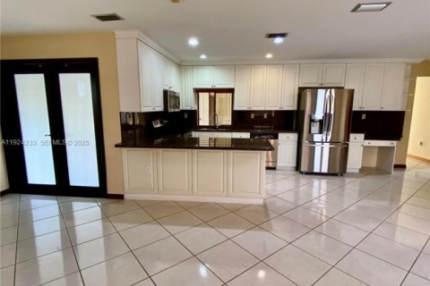 House in Miami, Florida 3 bedrooms, 247.96 sq.m. № 1986864 - photo 11