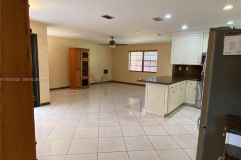 House in Miami, Florida 3 bedrooms, 247.96 sq.m. № 1986864 - photo 10