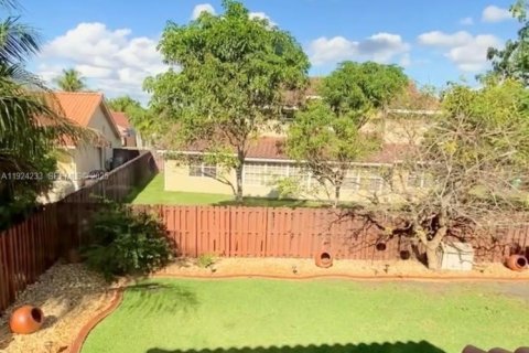 House in Miami, Florida 3 bedrooms, 247.96 sq.m. № 1986864 - photo 30