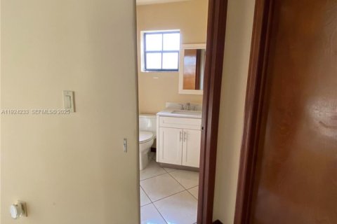 House in Miami, Florida 3 bedrooms, 247.96 sq.m. № 1986864 - photo 6