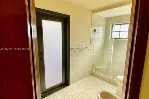 House in Miami, Florida 3 bedrooms, 247.96 sq.m. № 1986864 - photo 20