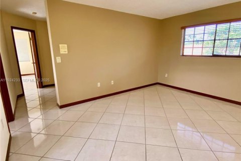 House in Miami, Florida 3 bedrooms, 247.96 sq.m. № 1986864 - photo 27