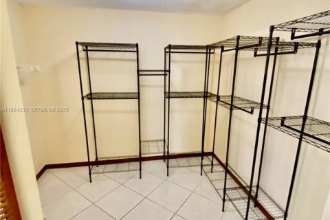 House in Miami, Florida 3 bedrooms, 247.96 sq.m. № 1986864 - photo 18