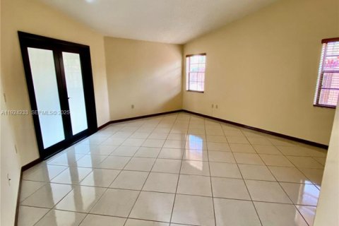 House in Miami, Florida 3 bedrooms, 247.96 sq.m. № 1986864 - photo 9