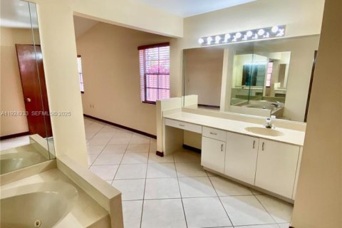 House in Miami, Florida 3 bedrooms, 247.96 sq.m. № 1986864 - photo 19