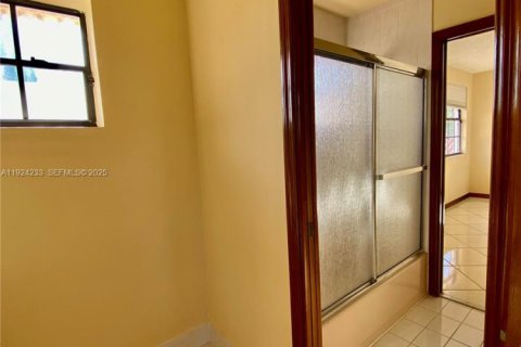 House in Miami, Florida 3 bedrooms, 247.96 sq.m. № 1986864 - photo 29