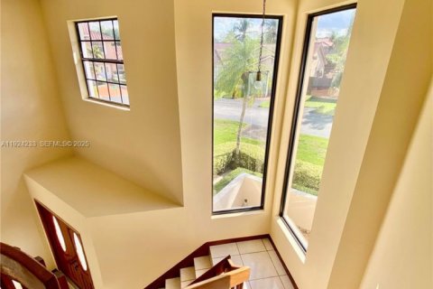 House in Miami, Florida 3 bedrooms, 247.96 sq.m. № 1986864 - photo 23