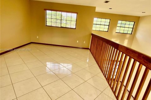 House in Miami, Florida 3 bedrooms, 247.96 sq.m. № 1986864 - photo 26