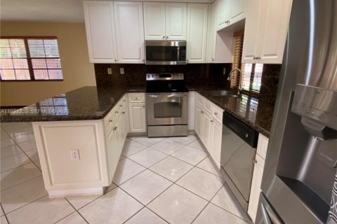 House in Miami, Florida 3 bedrooms, 247.96 sq.m. № 1986864 - photo 14