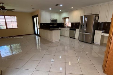 House in Miami, Florida 3 bedrooms, 247.96 sq.m. № 1986864 - photo 12