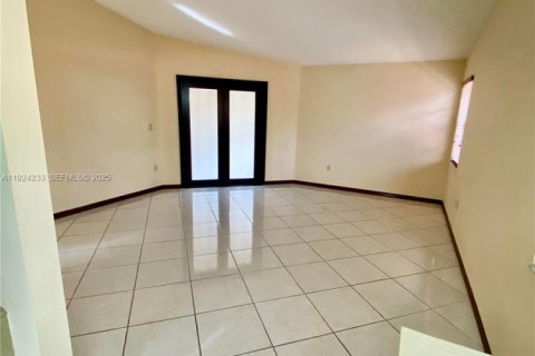 House in Miami, Florida 3 bedrooms, 247.96 sq.m. № 1986864 - photo 21