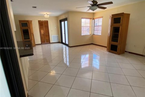 House in Miami, Florida 3 bedrooms, 247.96 sq.m. № 1986864 - photo 15