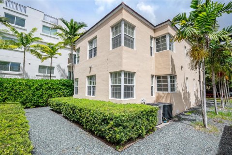 Снять в аренду кондоминиум в Корал-Гейблс, Флорида 2 спальни, 111.48м2, № 1946117 - фото 1