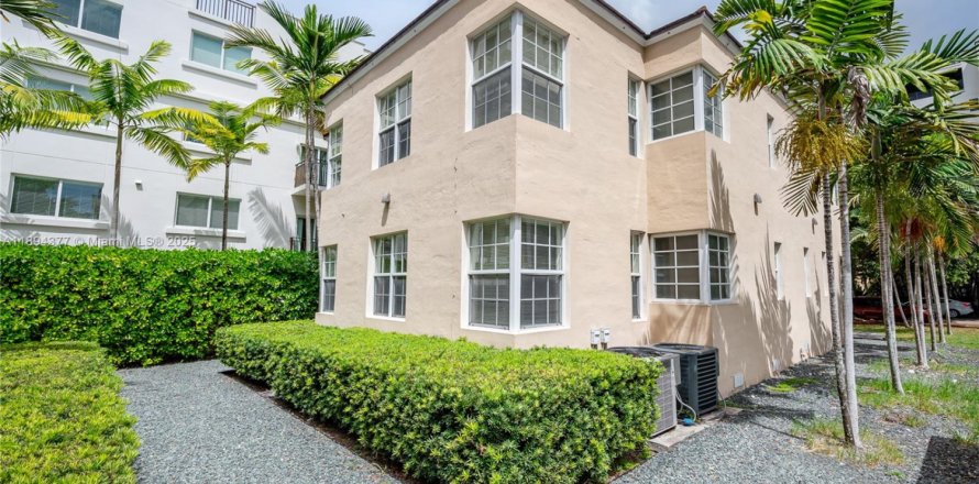 Кондоминиум с 2 спальнями в Корал-Гейблс, Флорида № 1946117