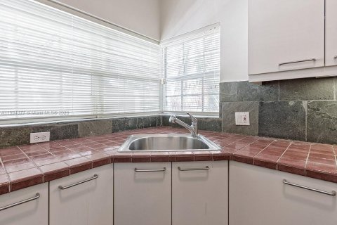 Снять в аренду кондоминиум в Корал-Гейблс, Флорида 2 спальни, 111.48м2, № 1946117 - фото 11