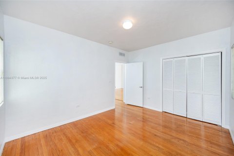 Снять в аренду кондоминиум в Корал-Гейблс, Флорида 2 спальни, 111.48м2, № 1946117 - фото 24