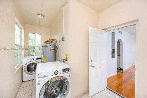 Снять в аренду кондоминиум в Корал-Гейблс, Флорида 2 спальни, 111.48м2, № 1946117 - фото 23