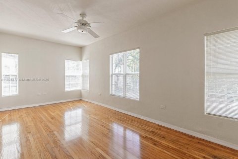 Снять в аренду кондоминиум в Корал-Гейблс, Флорида 2 спальни, 111.48м2, № 1946117 - фото 12