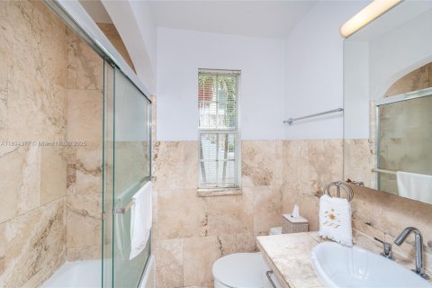 Снять в аренду кондоминиум в Корал-Гейблс, Флорида 2 спальни, 111.48м2, № 1946117 - фото 5