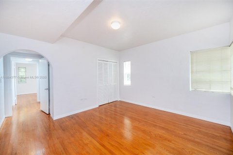 Снять в аренду кондоминиум в Корал-Гейблс, Флорида 2 спальни, 111.48м2, № 1946117 - фото 25