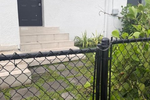 House in Miami, Florida 2 bedrooms, 251.58 sq.m. № 2089942
