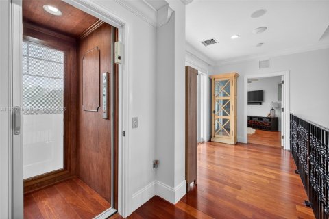 House in Fort Lauderdale, Florida 5 bedrooms, 418.34 sq.m. № 2018854 - photo 30