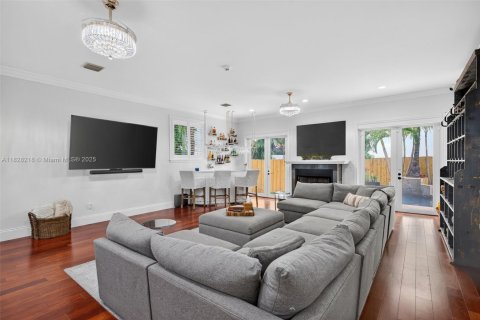 House in Fort Lauderdale, Florida 5 bedrooms, 418.34 sq.m. № 2018854 - photo 13