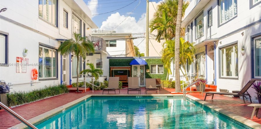 House in Miami Beach, Florida 3 bedrooms, 104.05 sq.m. № 1955965