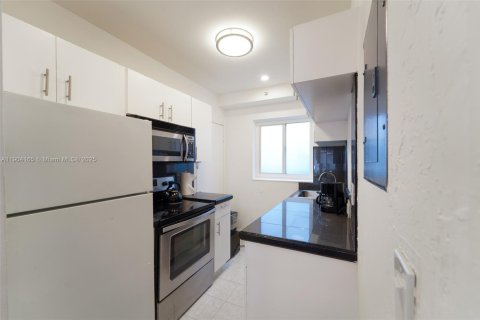 House in Miami Beach, Florida 3 bedrooms, 104.05 sq.m. № 1955965 - photo 5